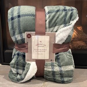 American Traditions King Reversible plush,velvet/sherpa blanket,warm,cozy ,plaid